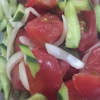 トマトときゅうりと玉ねぎのサラダ